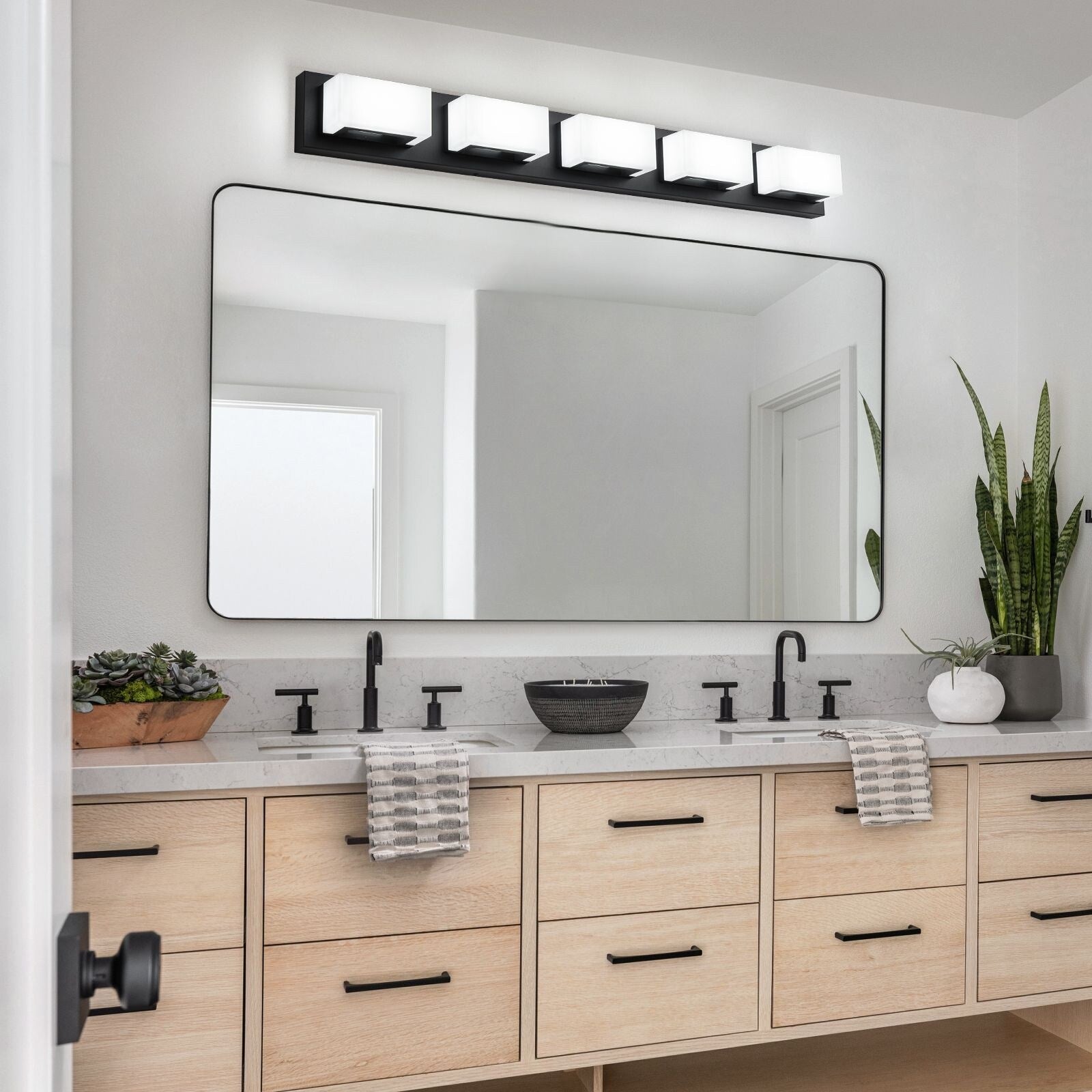 Applique murale LED moderne pour salle de bain, 3/4/5 lumières, noir mat, à intensité variable.