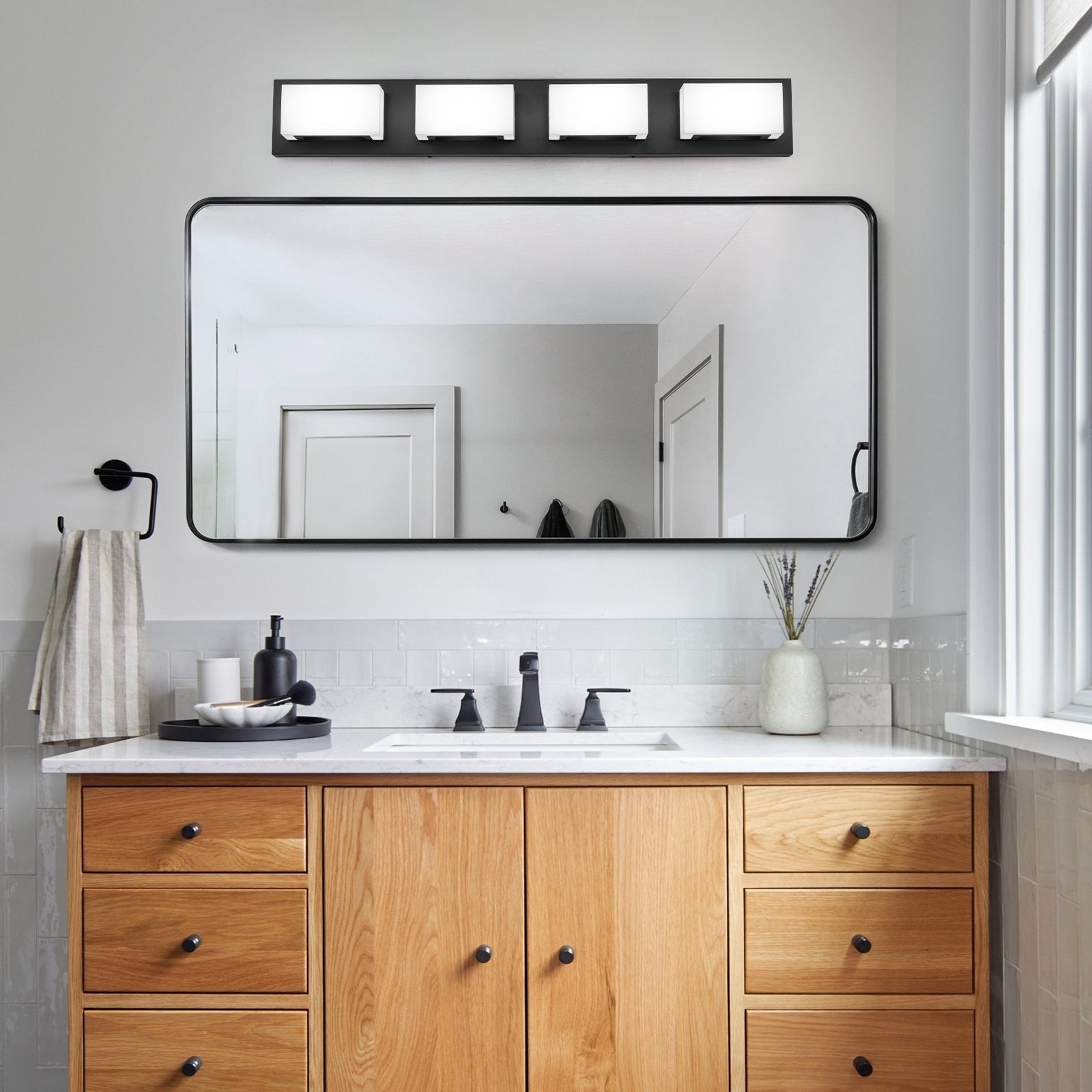 Applique murale LED moderne pour salle de bain, 3/4/5 lumières, noir mat, à intensité variable.