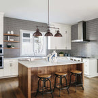 Suspension linéaire en métal rétro style ferme à 3 lumières, type dôme, idéale pour îlot de cuisine.