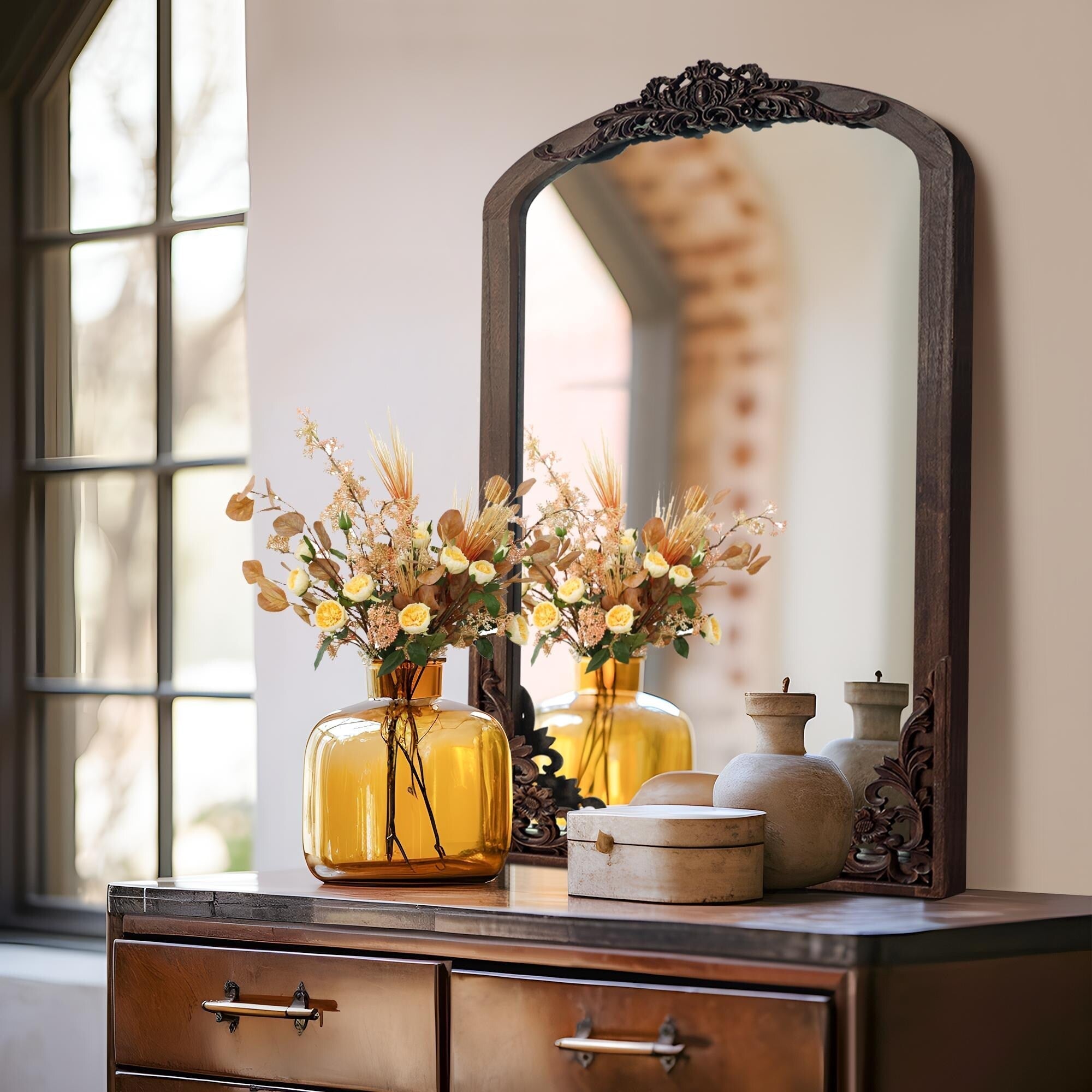 Miroir de sol sculpté en bois massif de forme arquée sur toute la longueur