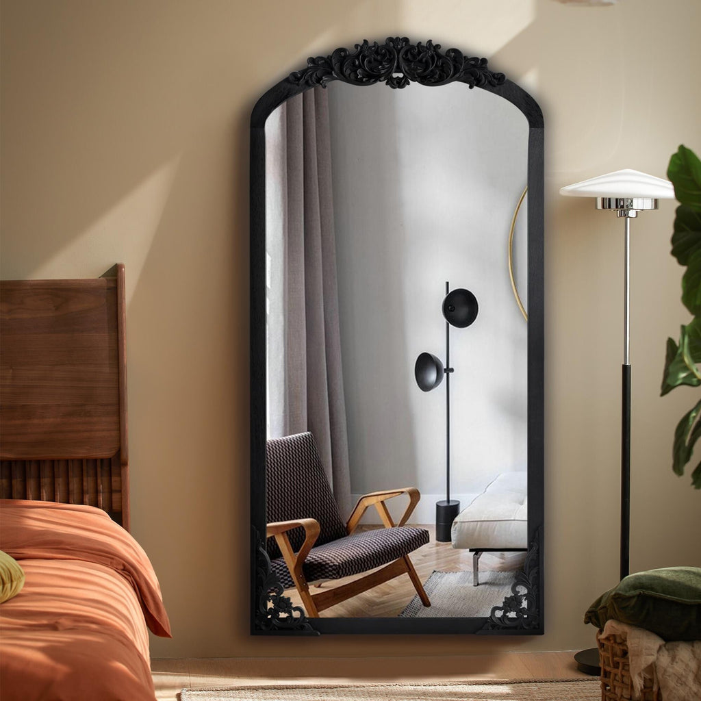 Miroir de sol sculpté en bois massif de forme arquée sur toute la longueur