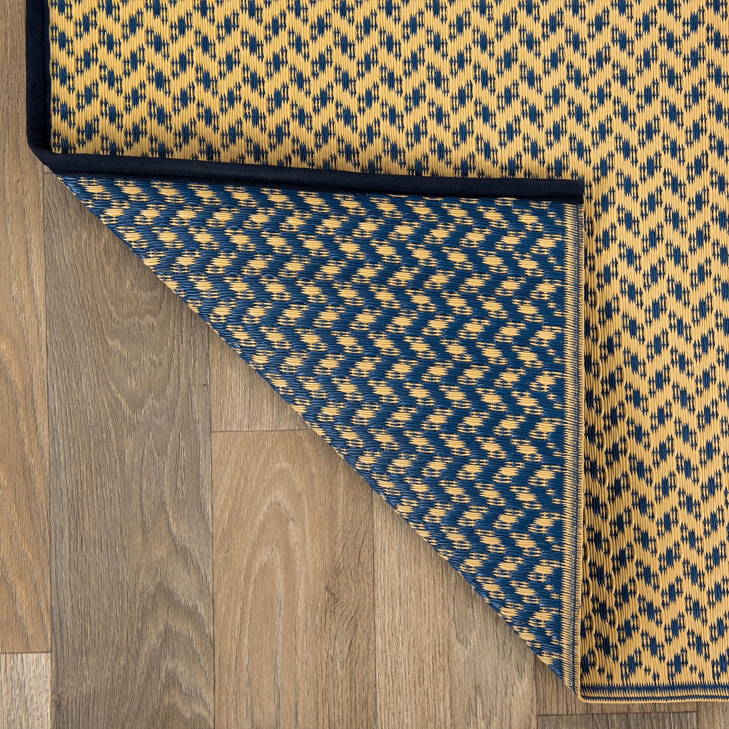 Tapis d'extérieur contemporains en plastique solide réversible