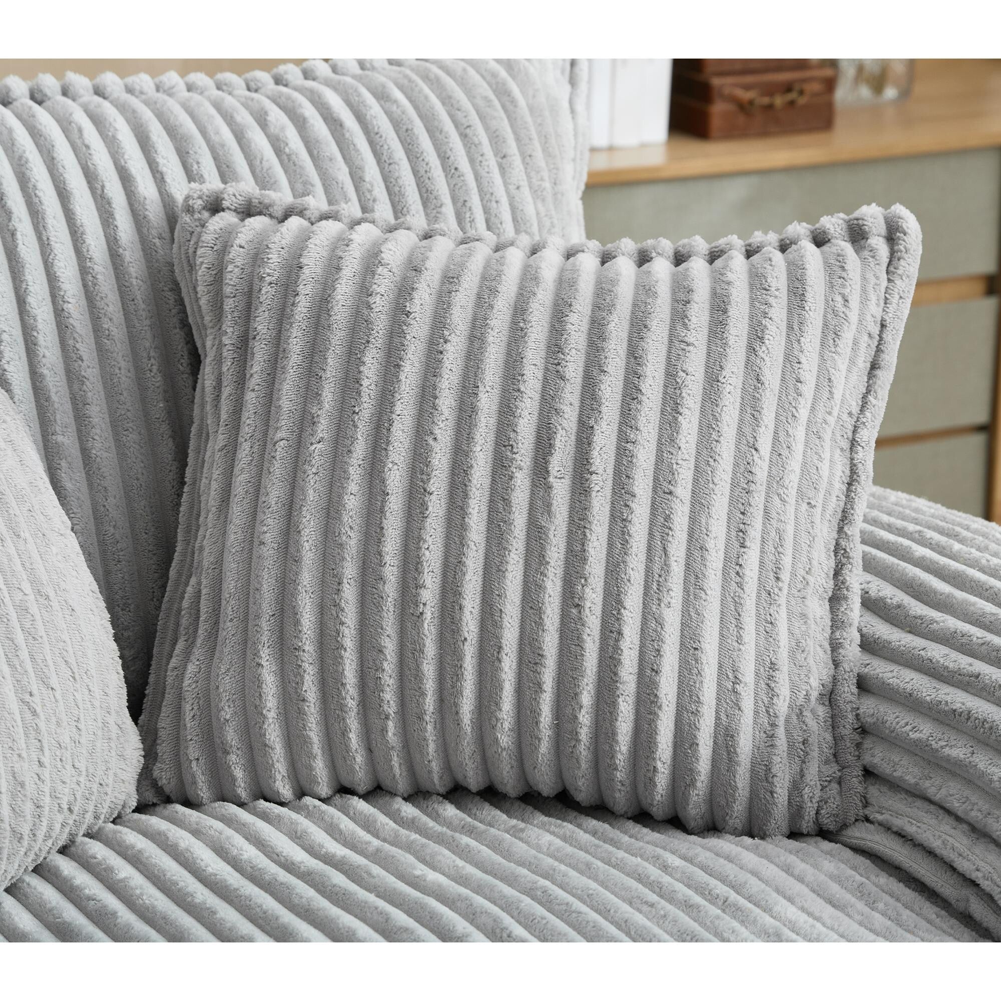 Canapé-lit Harmonia 109 W surdimensionné en velours côtelé, siège profond, double méridienne avec 4 oreillers