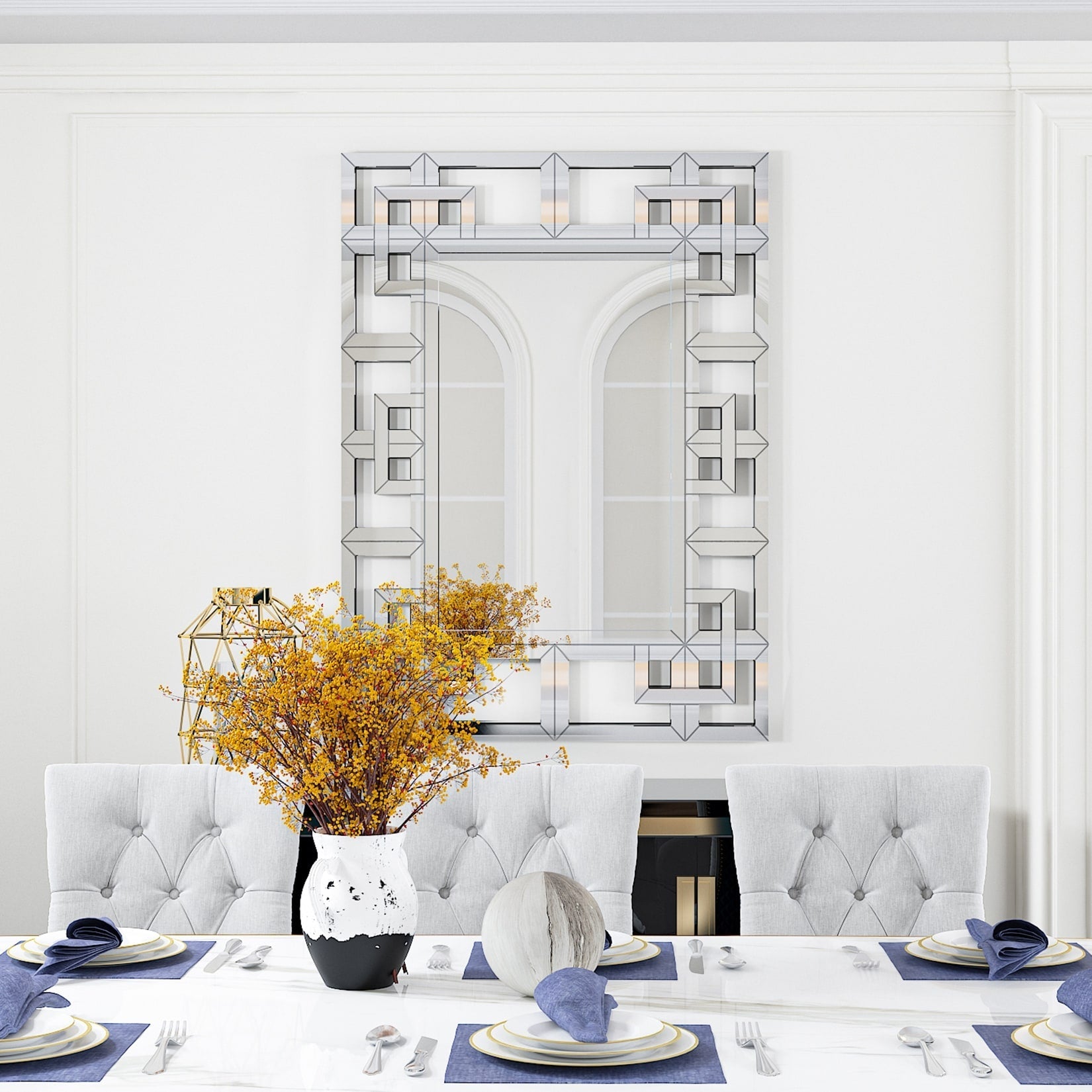 Grand miroir mural décoratif avec cadre géométrique aux accents argentés